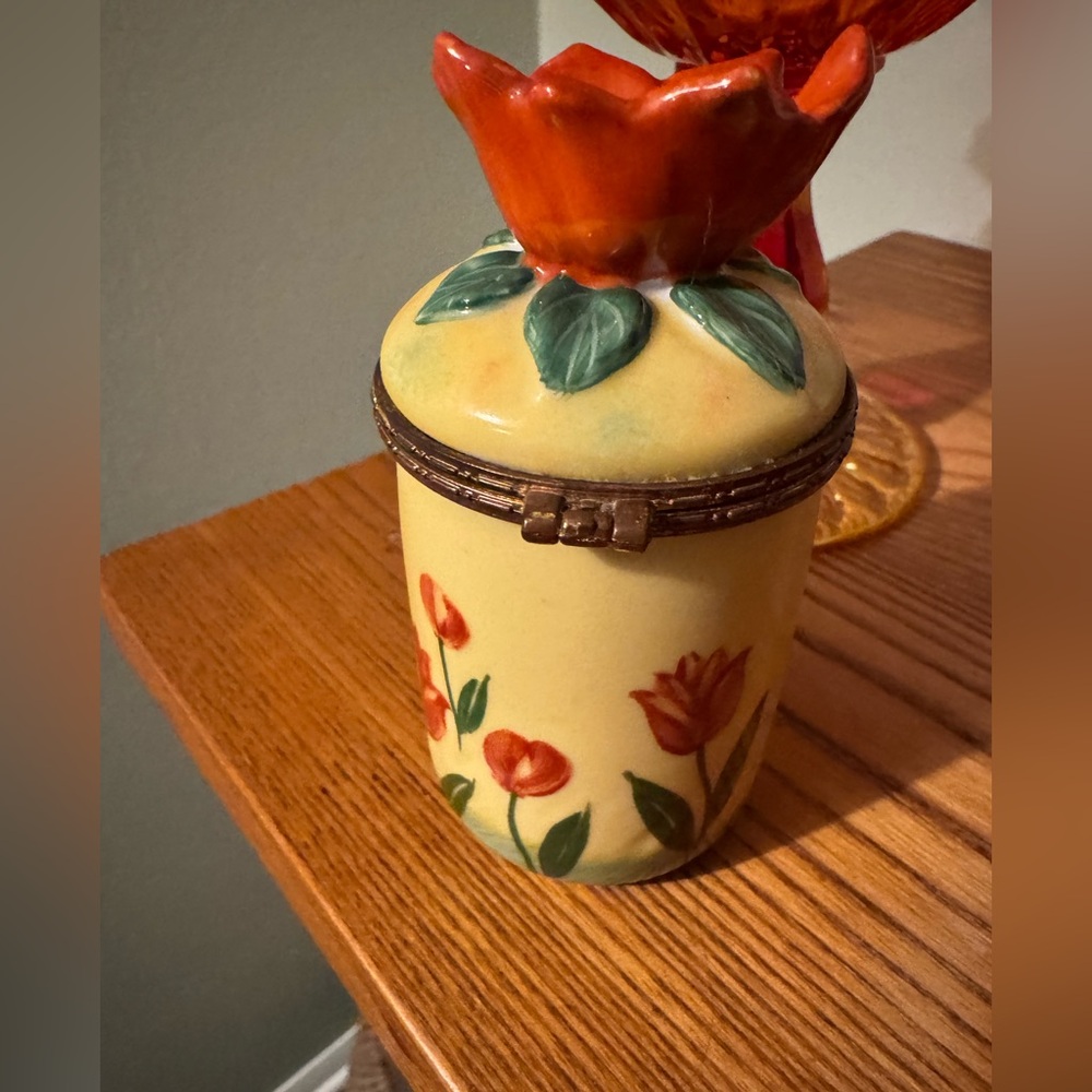 Bombay Company vintage tulip porcelain candle trinket, EUC. 4 1/2” h x 2 1/2” w - Picture 4 of 6